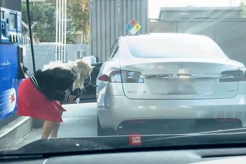 Elektroauto: Frau versucht, ihren Tesla zu tanken – die Jungs hinter ihr im Auto können nicht mehr vor Lachen