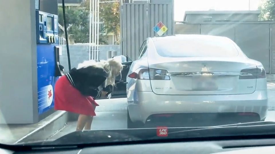 Elektroauto: Frau versucht, ihren Tesla zu tanken – die Jungs hinter ihr im Auto können nicht mehr vor Lachen