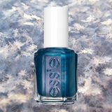 Winter-Make-up: Blauer Nagellack von Essie