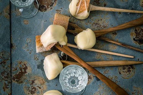 Das Brot zunächst kurz in Kirschwasser und dann erst in den geschmolzenen Käse tunken
