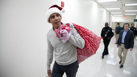 Barack Obama verteilt Geschenke in einem Kinderkrankenhaus