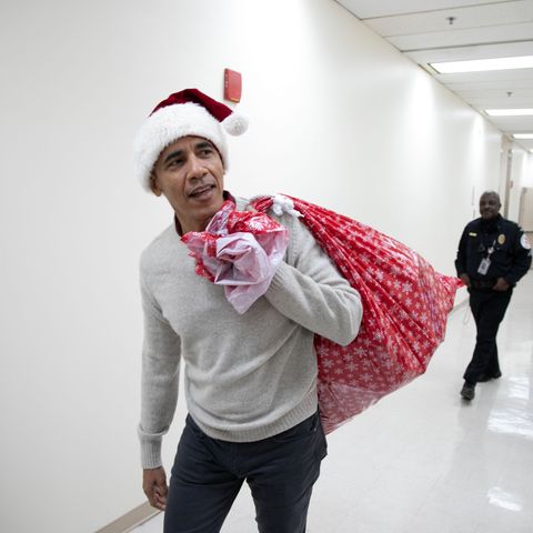 Barack Obama verteilt Geschenke in einem Kinderkrankenhaus