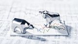 1. Soll ich noch Aktien kaufen?  Nur wenn Sie gute Nerven haben: Sank doch der Dax, der Index der 30 größten Unternehmen, um 14 Prozent bis Anfang November. Und nächstes Jahr drohen Brexit, ein amerikanisch-chinesischer Handelskrieg und eine Eurokrise, weil Italien mehr Schulden machen will. Schlechte Nachrichten für Firmen und Kurse. Wer dennoch Aktien kaufen will, sollte nicht auf Einzelwerte, sondern auf Fonds setzen, die mehrere Titel bündeln. Einzelne Verluste lassen sich durch Gewinne anderer Papiere ausgleichen. Günstig sind Indexfonds, die Börsenindizes wie etwa den Dax, Eurostoxx oder den Weltindex MSCI der über 1600 weltweit größten Firmen abbilden. Wer im Jahr 2000 einen MSCI-Fonds gekauft hat, freut sich heute über einen Kursgewinn von mehr als 40 Prozent – trotz diverser Börseneinbrüche.