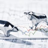 1. Soll ich noch Aktien kaufen?  Nur wenn Sie gute Nerven haben: Sank doch der Dax, der Index der 30 größten Unternehmen, um 14 Prozent bis Anfang November. Und nächstes Jahr drohen Brexit, ein amerikanisch-chinesischer Handelskrieg und eine Eurokrise, weil Italien mehr Schulden machen will. Schlechte Nachrichten für Firmen und Kurse. Wer dennoch Aktien kaufen will, sollte nicht auf Einzelwerte, sondern auf Fonds setzen, die mehrere Titel bündeln. Einzelne Verluste lassen sich durch Gewinne anderer Papiere ausgleichen. Günstig sind Indexfonds, die Börsenindizes wie etwa den Dax, Eurostoxx oder den Weltindex MSCI der über 1600 weltweit größten Firmen abbilden. Wer im Jahr 2000 einen MSCI-Fonds gekauft hat, freut sich heute über einen Kursgewinn von mehr als 40 Prozent – trotz diverser Börseneinbrüche.