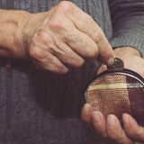 2. Wie verhindere ich Armut im Alter?  Früh vorsorgen. Am besten mit einem Sparplan, wenn der erste Job startet. Ein Betrag wird regelmäßig in einen Aktienindexfonds gesteckt – siehe Tipp 1. Wer über 30 Jahre monatlich 100 Euro zurücklegt, hat bei zwei Prozent Zinsen fast 50 000 Euro und bei vier Prozent fast 69 000 Euro gespart. In den vergangenen 70 Jahren haben Aktien nach Abzug der Inflation im Schnitt 7,5 Prozent pro Jahr abgeworfen. Wer wenig verdient und Kinder erzieht, kann auch zu Riester-Produkten greifen, der Staat zahlt Zuschüsse. Das Ganze lässt sich sogar mit einem Aktienfonds-Sparplan kombinieren.