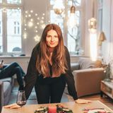 4. Lieber Miete oder die eigene Wohnung?  Überlegen Sie erst: Welcher Typ bin ich? Eher der Nomade, den die Welt lockt und der ungern mit Handwerkern über Reparaturen streitet? Oder der Sesshafte mit krisenfestem Job, der sich von Bürokratie, Grundsteuern und Renovierungen nicht abschrecken lässt? Erst danach geht es ums Geld. Wie viel haben Sie schon, wie hoch ist der Kredit, was kostet das Traumobjekt? Die Immobilienpreise sind zuletzt kräftig gestiegen, 50 Prozent Plus in den vergangenen fünf Jahren in Düsseldorf, 110 Prozent in Leipzig. In München kostet der Quadratmeter inzwischen durchschnittlich etwa 6300 Euro, in Flensburg allerdings auch schon gut 3100 Euro. Doch findet man ein Schnäppchen, haben die eigenen vier Wände durchaus Vorteile: Man zahlt im Alter weniger fürs Wohnen, ist vor steigenden Mieten oder Kündigung wegen Eigenbedarf geschützt und besitzt Eigentum, das im Wert kräftig steigen kann.