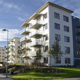 5. Taugt die Wohnung als Geldanlage?  Vorsicht. Lassen Sie sich nicht von Beratern verführen, die Traumrenditen für Immobilien versprechen. Die Zinsen sind so niedrig, da müssen Sie zugreifen, sagen die. Doch Immobilien sind – siehe oben – teuer geworden. Was in den Großstädten an Preisen verlangt wird, hält die Bundesbank für bis zu 30 Prozent zu hoch, selbst ausländische Geldgeber haben laut den Experten von Price Waterhouse Cooper in den vergangenen zwölf Monaten drei Milliarden Euro weniger investiert als im Vorjahreszeitraum. Wer dennoch mit der Idee liebäugelt, sollte ehrlich rechnen: Was bringt die Wohnung an Miete, und welche Kosten für Kredit, Makler, Notar, Renovierung und Instandhaltung fallen an? Laut den Immobilienanalysten von Empirica bleibt unterm Strich in größeren Städten wie München oder Köln eine Nettorendite von zwei, drei Prozent.