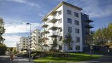 5. Taugt die Wohnung als Geldanlage?  Vorsicht. Lassen Sie sich nicht von Beratern verführen, die Traumrenditen für Immobilien versprechen. Die Zinsen sind so niedrig, da müssen Sie zugreifen, sagen die. Doch Immobilien sind – siehe oben – teuer geworden. Was in den Großstädten an Preisen verlangt wird, hält die Bundesbank für bis zu 30 Prozent zu hoch, selbst ausländische Geldgeber haben laut den Experten von Price Waterhouse Cooper in den vergangenen zwölf Monaten drei Milliarden Euro weniger investiert als im Vorjahreszeitraum. Wer dennoch mit der Idee liebäugelt, sollte ehrlich rechnen: Was bringt die Wohnung an Miete, und welche Kosten für Kredit, Makler, Notar, Renovierung und Instandhaltung fallen an? Laut den Immobilienanalysten von Empirica bleibt unterm Strich in größeren Städten wie München oder Köln eine Nettorendite von zwei, drei Prozent.