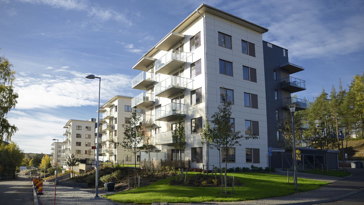 Geldanlage: 5. Taugt die Wohnung als Geldanlage? Vorsicht. Lassen Sie sich nicht von Beratern verführen, die Traumrenditen für Immobilien versprechen. Die Zinsen sind so niedrig, da müssen Sie zugreifen, sagen die. Doch Immobilien sind – siehe oben – teuer geworden. Was in den Großstädten an Preisen verlangt wird, hält die Bundesbank für bis zu 30 Prozent zu hoch, selbst ausländische Geldgeber haben laut den Experten von Price Waterhouse Cooper in den vergangenen zwölf Monaten drei Milliarden Euro weniger investiert als im Vorjahreszeitraum. Wer dennoch mit der Idee liebäugelt, sollte ehrlich rechnen: Was bringt die Wohnung an Miete, und welche Kosten für Kredit, Makler, Notar, Renovierung und Instandhaltung fallen an? Laut den Immobilienanalysten von Empirica bleibt unterm Strich in größeren Städten wie München oder Köln eine Nettorendite von zwei, drei Prozent. 5. Taugt die Wohnung als Geldanlage? Vorsicht. Lassen Sie sich nicht von Beratern verführen, die Traumrenditen für Immobilien versprechen. Die Zinsen sind so niedrig, da müssen Sie zugreifen, sagen die. Doch Immobilien sind – siehe oben – teuer geworden. Was in den Großstädten an Preisen verlangt wird, hält die Bundesbank für bis zu 30 Prozent zu hoch, selbst ausländische Geldgeber haben laut den Experten von Price Waterhouse Cooper in den vergangenen zwölf Monaten drei Milliarden Euro weniger investiert als im Vorjahreszeitraum. Wer dennoch mit der Idee liebäugelt, sollte ehrlich rechnen: Was bringt die Wohnung an Miete, und welche Kosten für Kredit, Makler, Notar, Renovierung und Instandhaltung fallen an? Laut den Immobilienanalysten von Empirica bleibt unterm Strich in größeren Städten wie München oder Köln eine Nettorendite von zwei, drei Prozent.