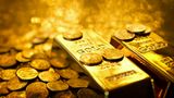6. Hilft Gold in der Krise?  Ja. Mit Gold kann man immer bezahlen. Denn das Edelmetall lässt sich, anders als Banknoten, nicht beliebig vermehren. Gibt es einen Crash des Finanzsystems oder gar einen Krieg, hat man eine Reserve, um sich Essen oder Kleidung zu kaufen. Das wissen aber auch viele. Deshalb zahlt man dafür einen hohen Preis. Und Gold wirft keine Dividende, keinen Zins ab wie Aktien oder Anleihen. Man setzt ausschließlich auf den Wertzuwachs. Was aber durchaus klappen kann. Langfristig liegt das Plus bei 0,7 Prozent pro Jahr, hat die Credit Suisse ermittelt. Doch je nachdem, wann man das edle Metall orderte, gab's Verluste. Wer beispielsweise Anfang des Jahres 2012 Gold kaufte, um sich vor den Folgen der Eurokrise zu schützen, hat bis November dieses Jahres rund 20 Prozent verloren. Ein Dax-Indexfonds legte hingegen um fast 100 Prozent zu. Wer sich partout gegen einen Crash absichern will, sollte nur einen Teil des Vermögens in Gold anlegen, etwa fünf bis zehn Prozent.