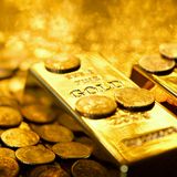 6. Hilft Gold in der Krise?  Ja. Mit Gold kann man immer bezahlen. Denn das Edelmetall lässt sich, anders als Banknoten, nicht beliebig vermehren. Gibt es einen Crash des Finanzsystems oder gar einen Krieg, hat man eine Reserve, um sich Essen oder Kleidung zu kaufen. Das wissen aber auch viele. Deshalb zahlt man dafür einen hohen Preis. Und Gold wirft keine Dividende, keinen Zins ab wie Aktien oder Anleihen. Man setzt ausschließlich auf den Wertzuwachs. Was aber durchaus klappen kann. Langfristig liegt das Plus bei 0,7 Prozent pro Jahr, hat die Credit Suisse ermittelt. Doch je nachdem, wann man das edle Metall orderte, gab's Verluste. Wer beispielsweise Anfang des Jahres 2012 Gold kaufte, um sich vor den Folgen der Eurokrise zu schützen, hat bis November dieses Jahres rund 20 Prozent verloren. Ein Dax-Indexfonds legte hingegen um fast 100 Prozent zu. Wer sich partout gegen einen Crash absichern will, sollte nur einen Teil des Vermögens in Gold anlegen, etwa fünf bis zehn Prozent.