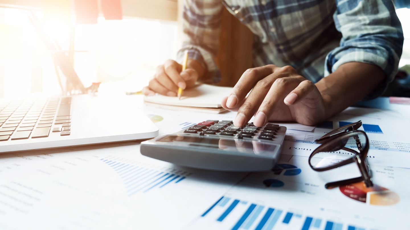 7. Was bringen Anleihen?  Derzeit ziemlich wenig. Lange Zeit waren Bundesanleihen beliebt, weil sie regelmäßige Zinsen versprechen und sicher sind. Doch wegen der niedrigen Zinsen lohnen sie sich kaum mehr, eine zehnjährige Bundesanleihe brachte Anfang November mickrige 0,45 Prozent Rendite. Staatsanleihen aus Portugal oder Italien werfen mehr ab, sind aber risikoreicher. Seit der Eurokrise gelten einzelne EU-Staaten als weniger kreditwürdig, 2012 verloren Anleger viel Geld, als Griechenland gute alte Anleihen gegen schlechte neue tauschte, um Schulden zu senken. Dennoch: Wer Risiken streuen und nicht nur auf Aktien oder Festgeld setzen will, kann zu Anleihen greifen. Die Renditen können ja auch wieder steigen.