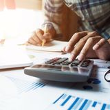 7. Was bringen Anleihen?  Derzeit ziemlich wenig. Lange Zeit waren Bundesanleihen beliebt, weil sie regelmäßige Zinsen versprechen und sicher sind. Doch wegen der niedrigen Zinsen lohnen sie sich kaum mehr, eine zehnjährige Bundesanleihe brachte Anfang November mickrige 0,45 Prozent Rendite. Staatsanleihen aus Portugal oder Italien werfen mehr ab, sind aber risikoreicher. Seit der Eurokrise gelten einzelne EU-Staaten als weniger kreditwürdig, 2012 verloren Anleger viel Geld, als Griechenland gute alte Anleihen gegen schlechte neue tauschte, um Schulden zu senken. Dennoch: Wer Risiken streuen und nicht nur auf Aktien oder Festgeld setzen will, kann zu Anleihen greifen. Die Renditen können ja auch wieder steigen.