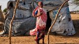 Aicha Younoussa aus Nigeria verließ wegen der Bedrohung durch Boko Haram mit ihrer Familie ihre Heimat und fand im Flüchtlingslager Baga Sola im Süden des Tschad eine Unterkunft