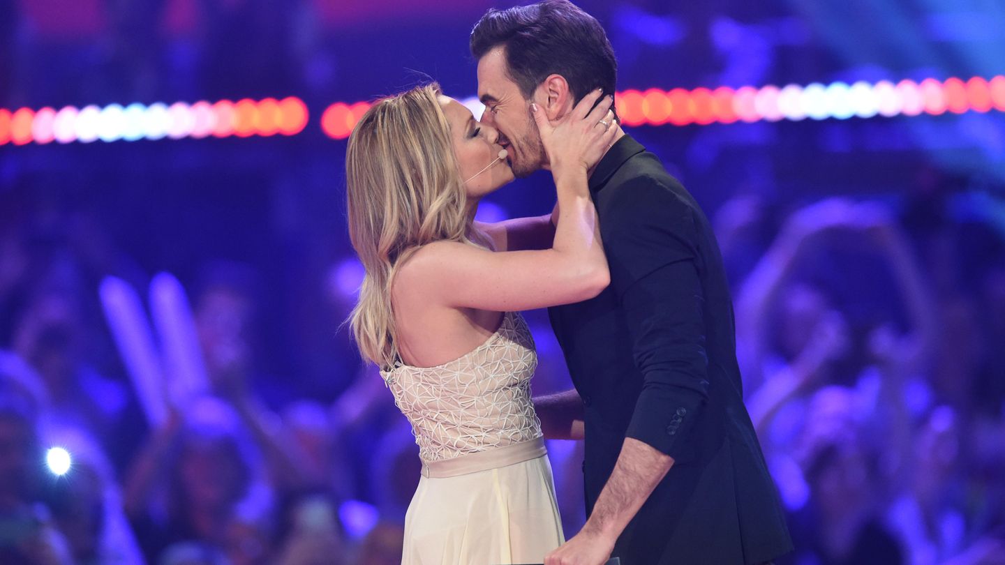 Und noch im März dieses Jahres war die Zuneigung so groß, dass Helene ihren Florian in der Samstagabendshow "Heimlich - Die große Schlagerüberraschung" auf den Mund küsste.