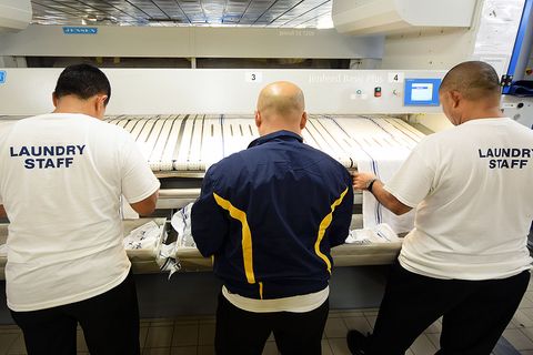 In der Wäscherei: Schuften im Bauch von Kreuzfahrtschiffen
