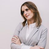 Ich bin wirklich nicht traurig darüber, dass ich in einem Beruf arbeite, in dem es egal ist, wie ich aussehe. Natürlich mache ich mich für wichtige Termine schick, aber an normalen Arbeitstagen trage ich Jeans, Shirt und Pulli. Da kommt es selten vor, dass man mich in Bluse und Blazer antrifft. Neee, sorry – dieses Outfit ist gar nichts für mich.      Taillierte Bluse: H&M  Grauer Blazer: H&M