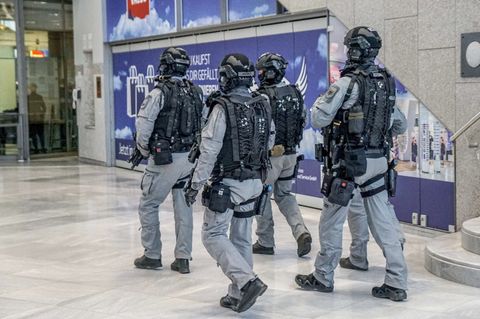 Schwer bewaffnete Spezialkräfte sollen am Stuttgarter Flughafen das Sicherheitsgefühl stärken