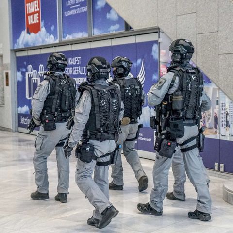 Schwer bewaffnete Spezialkräfte sollen am Stuttgarter Flughafen das Sicherheitsgefühl stärken