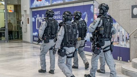 Schwer bewaffnete Spezialkräfte sollen am Stuttgarter Flughafen das Sicherheitsgefühl stärken