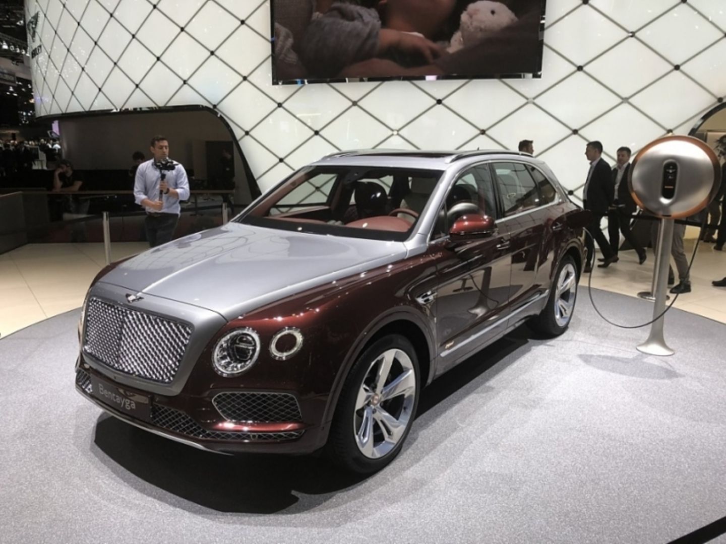 Der Bentley Bentayga Hybrid kombiniert einen V6-Benziner mit einem E-Motor