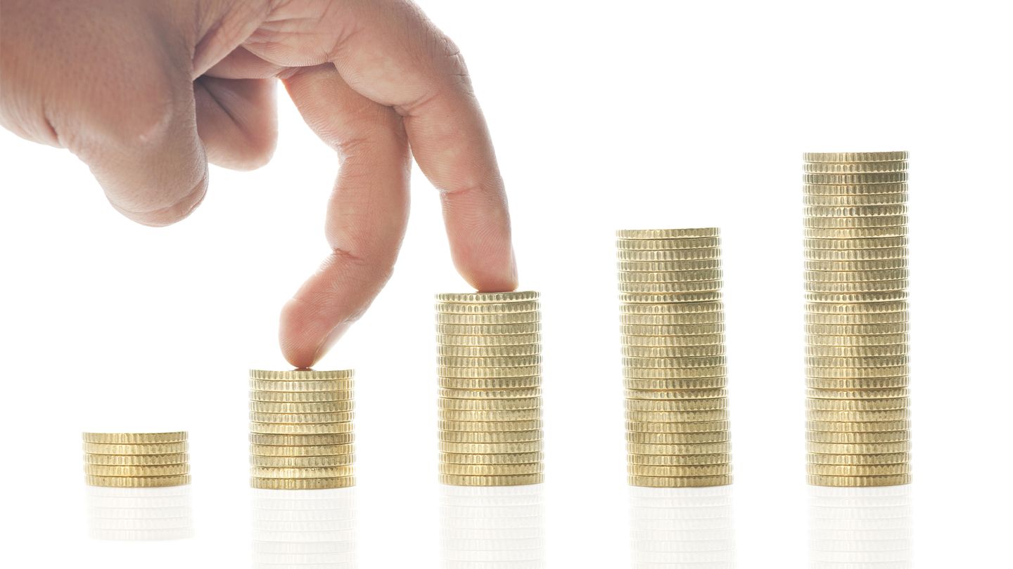 Aktien, Tagesgeld und Co. : Aktien Definition: Aktien sind Anteile an einem Unternehmen, das sich damit bei den Käufern (Aktionäre) Eigenkapital verschafft. Vorteile Aktionäre können doppelt profitieren. Macht das Unternehmen Gewinne, schüttet es diese in Form einer Dividende aus. Zudem sind Kurssteigerungen möglich, wenn die Nachfrage nach den Aktien an der Börse steigt. Nachteile Bei schlechten Unternehmensnachrichten oder in allgemeinen Krisenzeiten können die Kurse stark fallen. Im Falle der Unternehmenspleite droht Totalverlust. Investmenttipps Nur Aktien von Unternehmen kaufen, deren Geschäftsmodell man versteht und davon langfristig überzeugt ist. Nicht alles auf eine Karte setzen, sondern Aktien aus verschiedenen Branchen und Wirtschaftsregionen mischen. Am besten mit sehr langer Perspektive (mindestens 10 Jahre) anlegen. Aktien Definition: Aktien sind Anteile an einem Unternehmen, das sich damit bei den Käufern (Aktionäre) Eigenkapital verschafft. Vorteile Aktionäre können doppelt profitieren. Macht das Unternehmen Gewinne, schüttet es diese in Form einer Dividende aus. Zudem sind Kurssteigerungen möglich, wenn die Nachfrage nach den Aktien an der Börse steigt. Nachteile Bei schlechten Unternehmensnachrichten oder in allgemeinen Krisenzeiten können die Kurse stark fallen. Im Falle der Unternehmenspleite droht Totalverlust. Investmenttipps Nur Aktien von Unternehmen kaufen, deren Geschäftsmodell man versteht und davon langfristig überzeugt ist. Nicht alles auf eine Karte setzen, sondern Aktien aus verschiedenen Branchen und Wirtschaftsregionen mischen. Am besten mit sehr langer Perspektive (mindestens 10 Jahre) anlegen.