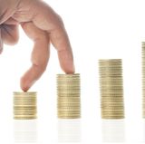 Aktien  Definition: Aktien sind Anteile an einem Unternehmen, das sich damit bei den Käufern (Aktionäre) Eigenkapital verschafft.      Vorteile  Aktionäre können doppelt profitieren. Macht das Unternehmen Gewinne, schüttet es diese in Form einer Dividende aus. Zudem sind Kurssteigerungen möglich, wenn die Nachfrage nach den Aktien an der Börse steigt.      Nachteile  Bei schlechten Unternehmensnachrichten oder in allgemeinen Krisenzeiten können die Kurse stark fallen. Im Falle der Unternehmenspleite droht Totalverlust.      Investmenttipps  Nur Aktien von Unternehmen kaufen, deren Geschäftsmodell man versteht und davon langfristig überzeugt ist. Nicht alles auf eine Karte setzen, sondern Aktien aus verschiedenen Branchen und Wirtschaftsregionen mischen. Am besten mit sehr langer Perspektive (mindestens 10 Jahre) anlegen.