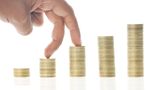 Aktien  Definition: Aktien sind Anteile an einem Unternehmen, das sich damit bei den Käufern (Aktionäre) Eigenkapital verschafft.      Vorteile  Aktionäre können doppelt profitieren. Macht das Unternehmen Gewinne, schüttet es diese in Form einer Dividende aus. Zudem sind Kurssteigerungen möglich, wenn die Nachfrage nach den Aktien an der Börse steigt.      Nachteile  Bei schlechten Unternehmensnachrichten oder in allgemeinen Krisenzeiten können die Kurse stark fallen. Im Falle der Unternehmenspleite droht Totalverlust.      Investmenttipps  Nur Aktien von Unternehmen kaufen, deren Geschäftsmodell man versteht und davon langfristig überzeugt ist. Nicht alles auf eine Karte setzen, sondern Aktien aus verschiedenen Branchen und Wirtschaftsregionen mischen. Am besten mit sehr langer Perspektive (mindestens 10 Jahre) anlegen.