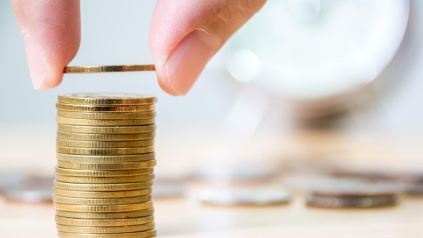 Aktien, Tagesgeld und Co. : Anleihen Definition: Anleihen sind Wertpapiere, mit denen sich ein Schuldner (Unternehmen, Staat oder Kommune) Kapital leiht und dem Käufer dafür Zinsen zahlt. Vorteile Meist regelmäßige Zinszahlung über einen zuvor festgelegten Zeitraum, am Schluss erhält der Käufer sein eingezahltes Kapital zurück. Nachteile Geht der Schuldner Pleite, droht der Totalverlust. Investmenttipps Strenge Auswahl ist nötig, denn Anleihen sind immer nur so gut wie die Kreditwürdigkeit (Bonität) des Schuldners. Der höchste Zinssatz bringt nichts, wenn plötzlich das Unternehmen oder auch der Staat (z.B. Argentinien, Island) zahlungsunfähig ist. Ganz auf Sicherheit bedachte Anleger kaufen am besten Anleihen der Bundesrepublik Deutschland, zum Beispiel Bundeswertpapiere. Anleihen Definition: Anleihen sind Wertpapiere, mit denen sich ein Schuldner (Unternehmen, Staat oder Kommune) Kapital leiht und dem Käufer dafür Zinsen zahlt. Vorteile Meist regelmäßige Zinszahlung über einen zuvor festgelegten Zeitraum, am Schluss erhält der Käufer sein eingezahltes Kapital zurück. Nachteile Geht der Schuldner Pleite, droht der Totalverlust. Investmenttipps Strenge Auswahl ist nötig, denn Anleihen sind immer nur so gut wie die Kreditwürdigkeit (Bonität) des Schuldners. Der höchste Zinssatz bringt nichts, wenn plötzlich das Unternehmen oder auch der Staat (z.B. Argentinien, Island) zahlungsunfähig ist. Ganz auf Sicherheit bedachte Anleger kaufen am besten Anleihen der Bundesrepublik Deutschland, zum Beispiel Bundeswertpapiere.