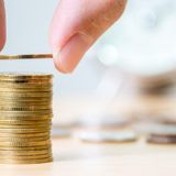 Anleihen  Definition: Anleihen sind Wertpapiere, mit denen sich ein Schuldner (Unternehmen, Staat oder Kommune) Kapital leiht und dem Käufer dafür Zinsen zahlt.      Vorteile  Meist regelmäßige Zinszahlung über einen zuvor festgelegten Zeitraum, am Schluss erhält der Käufer sein eingezahltes Kapital zurück.      Nachteile  Geht der Schuldner Pleite, droht der Totalverlust.      Investmenttipps  Strenge Auswahl ist nötig, denn Anleihen sind immer nur so gut wie die Kreditwürdigkeit (Bonität) des Schuldners. Der höchste Zinssatz bringt nichts, wenn plötzlich das Unternehmen oder auch der Staat (z.B. Argentinien, Island) zahlungsunfähig ist. Ganz auf Sicherheit bedachte Anleger kaufen am besten Anleihen der Bundesrepublik Deutschland, zum Beispiel Bundeswertpapiere.