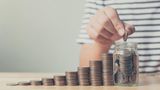 Investmentfonds  Definition: Eine Kapitalanlagegesellschaft sammelt Geld vieler Anleger in einem Topf (Investmentfonds) und erwirbt dafür Aktien, Anleihen und/oder Immobilien. Ein professionelles Fondsmanagement verwaltet das Kapital entsprechend der Chancen und Risiken.      Vorteile  Mit Fonds können Anleger mit vergleichbar geringen Summen komfortabel in verschiedene Anlageformen investieren und das Risiko streuen. Ein Totalverlust ist praktisch ausgeschlossen.      Nachteile  Teils hohe Gebühren, nur wenige Fondsmanager schaffen es über einen längeren Zeitraum, den maßgeblichen Vergleichsindex zu schlagen.      Investmenttipps  Der Kauf kostet Geld (Ausgabeaufschlag), und fürs Fondsmanagement werden zudem jährliche Gebühren fällig – beides geht zu Lasten der Rendite. Kostengünstigere Alternative sind zum Beispiel ETFs (Exchange Traded Funds), die Börsenindizes wie etwa den Deutschen Aktienindex Dax nachbilden.