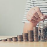 Investmentfonds  Definition: Eine Kapitalanlagegesellschaft sammelt Geld vieler Anleger in einem Topf (Investmentfonds) und erwirbt dafür Aktien, Anleihen und/oder Immobilien. Ein professionelles Fondsmanagement verwaltet das Kapital entsprechend der Chancen und Risiken.      Vorteile  Mit Fonds können Anleger mit vergleichbar geringen Summen komfortabel in verschiedene Anlageformen investieren und das Risiko streuen. Ein Totalverlust ist praktisch ausgeschlossen.      Nachteile  Teils hohe Gebühren, nur wenige Fondsmanager schaffen es über einen längeren Zeitraum, den maßgeblichen Vergleichsindex zu schlagen.      Investmenttipps  Der Kauf kostet Geld (Ausgabeaufschlag), und fürs Fondsmanagement werden zudem jährliche Gebühren fällig – beides geht zu Lasten der Rendite. Kostengünstigere Alternative sind zum Beispiel ETFs (Exchange Traded Funds), die Börsenindizes wie etwa den Deutschen Aktienindex Dax nachbilden.