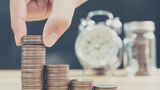 Zertifikate  Definition: Mit Zertifikaten nimmt der Käufer an der Wertentwicklung von einem zugrunde liegenden Wertpapier oder Index teil. Zertifikate sind Inhaberschuldverschreibungen.      Vorteile  Leichter Zugang zu vielen Investmentthemen wie Indizes, Branchen, Rohstoffe, einzelne Aktien oder Aktienkörbe ganzer Länder und Regionen. Zudem lässt sich auf steigende und fallende Kurse setzen.      Nachteile  Geht der Emittent pleite (wie etwa die US-Bank Lehman Brothers), ist das Geld verloren.      Investmenttipps  Mit Zertifikaten kann der Anleger in praktisch alles und auf fast jede erdenkliche Weise investieren. Nutzen sollten dieses Produkt allerdings eher Profis. Denn wer die teilweise komplexen Zertifikate nicht genau versteht, kann leicht hohe Verluste bis hin zum Totalausfall machen.