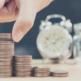 Zertifikate  Definition: Mit Zertifikaten nimmt der Käufer an der Wertentwicklung von einem zugrunde liegenden Wertpapier oder Index teil. Zertifikate sind Inhaberschuldverschreibungen.      Vorteile  Leichter Zugang zu vielen Investmentthemen wie Indizes, Branchen, Rohstoffe, einzelne Aktien oder Aktienkörbe ganzer Länder und Regionen. Zudem lässt sich auf steigende und fallende Kurse setzen.      Nachteile  Geht der Emittent pleite (wie etwa die US-Bank Lehman Brothers), ist das Geld verloren.      Investmenttipps  Mit Zertifikaten kann der Anleger in praktisch alles und auf fast jede erdenkliche Weise investieren. Nutzen sollten dieses Produkt allerdings eher Profis. Denn wer die teilweise komplexen Zertifikate nicht genau versteht, kann leicht hohe Verluste bis hin zum Totalausfall machen.