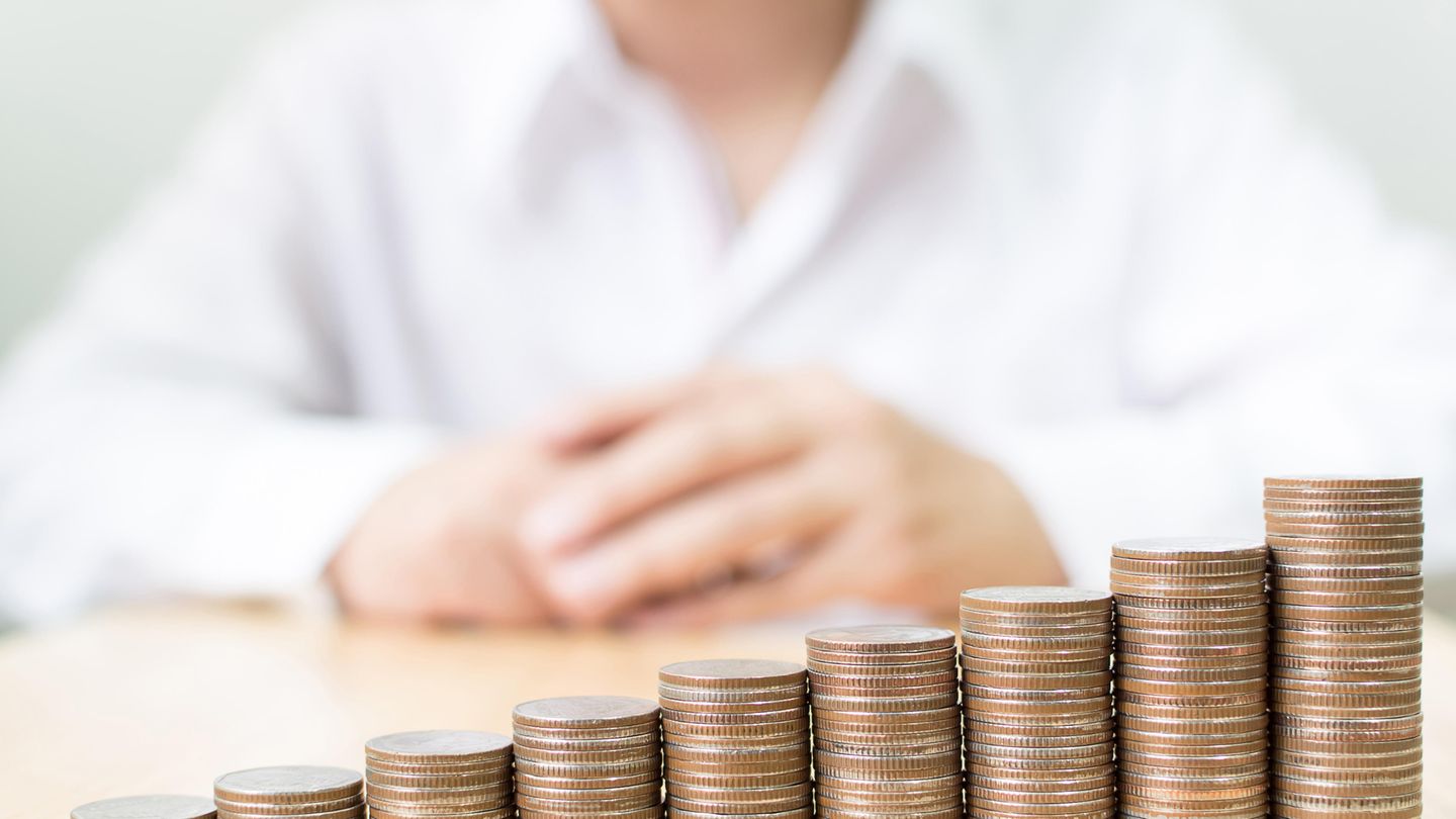 Festgeld, Tagesgeld etc.  Definition: Festgeld und Tagesgeld gehören zu den festverzinslichen Anlagen. Bei Festgeld ist der Zinssatz über den festgelegten Zeitraum garantiert, bei Tagesgeld kann er von der Bank täglich verändert werden.      Vorteile  Sehr sicheres Investment, da das Kapital in der Regel staatlich garantiert ist.      Nachteile  Geringe Verzinsung, bei langen Laufzeiten (Festgeld) kann eine Geldentwertung die Rendite auffressen und theoretisch sogar das Kapital anknabbern.      Investmenttipps  Vertrauen Sie Ihr Geld nur einer Bank an, für die ein zahlungskräftiger Staat im Notfall gerade steht – am besten wählen Sie ein Institut mit deutscher Konzernaufsicht und Einlagensicherung. Festgeld bringt in der Regel mehr Zinsen als Tagesgeld, ist aber weniger flexibel: Wer sein Kapital vor Ablauf des festgelegten Zeitraumes braucht, muss Strafzinsen zahlen.
