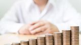 Festgeld, Tagesgeld etc.  Definition: Festgeld und Tagesgeld gehören zu den festverzinslichen Anlagen. Bei Festgeld ist der Zinssatz über den festgelegten Zeitraum garantiert, bei Tagesgeld kann er von der Bank täglich verändert werden.      Vorteile  Sehr sicheres Investment, da das Kapital in der Regel staatlich garantiert ist.      Nachteile  Geringe Verzinsung, bei langen Laufzeiten (Festgeld) kann eine Geldentwertung die Rendite auffressen und theoretisch sogar das Kapital anknabbern.      Investmenttipps  Vertrauen Sie Ihr Geld nur einer Bank an, für die ein zahlungskräftiger Staat im Notfall gerade steht – am besten wählen Sie ein Institut mit deutscher Konzernaufsicht und Einlagensicherung. Festgeld bringt in der Regel mehr Zinsen als Tagesgeld, ist aber weniger flexibel: Wer sein Kapital vor Ablauf des festgelegten Zeitraumes braucht, muss Strafzinsen zahlen.
