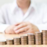 Festgeld, Tagesgeld etc.  Definition: Festgeld und Tagesgeld gehören zu den festverzinslichen Anlagen. Bei Festgeld ist der Zinssatz über den festgelegten Zeitraum garantiert, bei Tagesgeld kann er von der Bank täglich verändert werden.      Vorteile  Sehr sicheres Investment, da das Kapital in der Regel staatlich garantiert ist.      Nachteile  Geringe Verzinsung, bei langen Laufzeiten (Festgeld) kann eine Geldentwertung die Rendite auffressen und theoretisch sogar das Kapital anknabbern.      Investmenttipps  Vertrauen Sie Ihr Geld nur einer Bank an, für die ein zahlungskräftiger Staat im Notfall gerade steht – am besten wählen Sie ein Institut mit deutscher Konzernaufsicht und Einlagensicherung. Festgeld bringt in der Regel mehr Zinsen als Tagesgeld, ist aber weniger flexibel: Wer sein Kapital vor Ablauf des festgelegten Zeitraumes braucht, muss Strafzinsen zahlen.