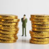 Gold  Definition: Edelmetall      Vorteile: Gold gilt als sicherer Hafen, vor allem für diejenigen, die eine Geldentwertung (Inflation) oder den Zusammenbruch des Finanzsystems befürchten – das gelbe Metall ist "unkaputtbar". Wer Barren oder Münzen kauft, muss keine Mehrwertsteuer zahlen.      Nachteile  Keine Verzinsung, für die sichere Lagerung (Tresor, Bankschließfach) fallen Kosten an.      Investmenttipps  Bei Barren ist der Aufschlag auf den aktuellen Goldpreis geringer als bei Münzen (Krügerrand, American Eagle, Maple Leaf). Dafür sind die Münzen kleiner und handlicher. Zudem sind sie als Zahlungsmittel akzeptiert. Goldschmuck lohnt sich nicht als Anlage, da im Ernstfall nur der Materialwert zählt. Eine Alternative sind börsengehandelte Indexfonds (ETF), die mit physischem Gold hinterlegt sind. Ihre Wertentwicklung orientiert sich am Goldpreis, und sie ermöglichen ein Investment auch mit kleineren Beträgen.