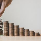 Renten- und Lebensversicherungen  Definition: Die Rentenversicherung bietet ein lebenslanges Zusatzeinkommen fürs Alter und endet im Todesfall. Die Lebensversicherung dient auch der Altersvorsorge, sichert aber zudem die Hinterbliebenen ab: Stirbt der Versicherungsnehmer, wird die Versicherungssumme an Partner oder Kinder ausgezahlt.      Vorteile  Beide Versicherungen gelten als sehr sichere Vorsorge für den Ruhestand. Bei der Lebensversicherung erhält der Kunde jährlich eine Aufstellung der garantierten Leistung, hinzu kommen mögliche Schlussgewinne und Überschussbeteiligungen, die aber nicht bindend sind.      Nachteile  Eine Rentenversicherung lohnt sich nur, wenn der Kunde lange lebt. Lebensversicherungen erfordern Disziplin. Wer seinen Vertrag frühzeitig auflöst, macht ein Minusgeschäft. Zudem sind die Renditen in den vergangenen Jahren gesunken, bei Produkten, die zum Beispiel in Fonds investieren (fondsgebundene Versicherung) sind auch Verluste möglich.      Investmenttipps  Nicht alleine auf Versicherungen zur Altersvorsorge setzen, sondern auch staatlich geförderte Vorsorgeprodukte wie Riester- oder Rürup-Rente nutzen, um die Rendite zu steigern.