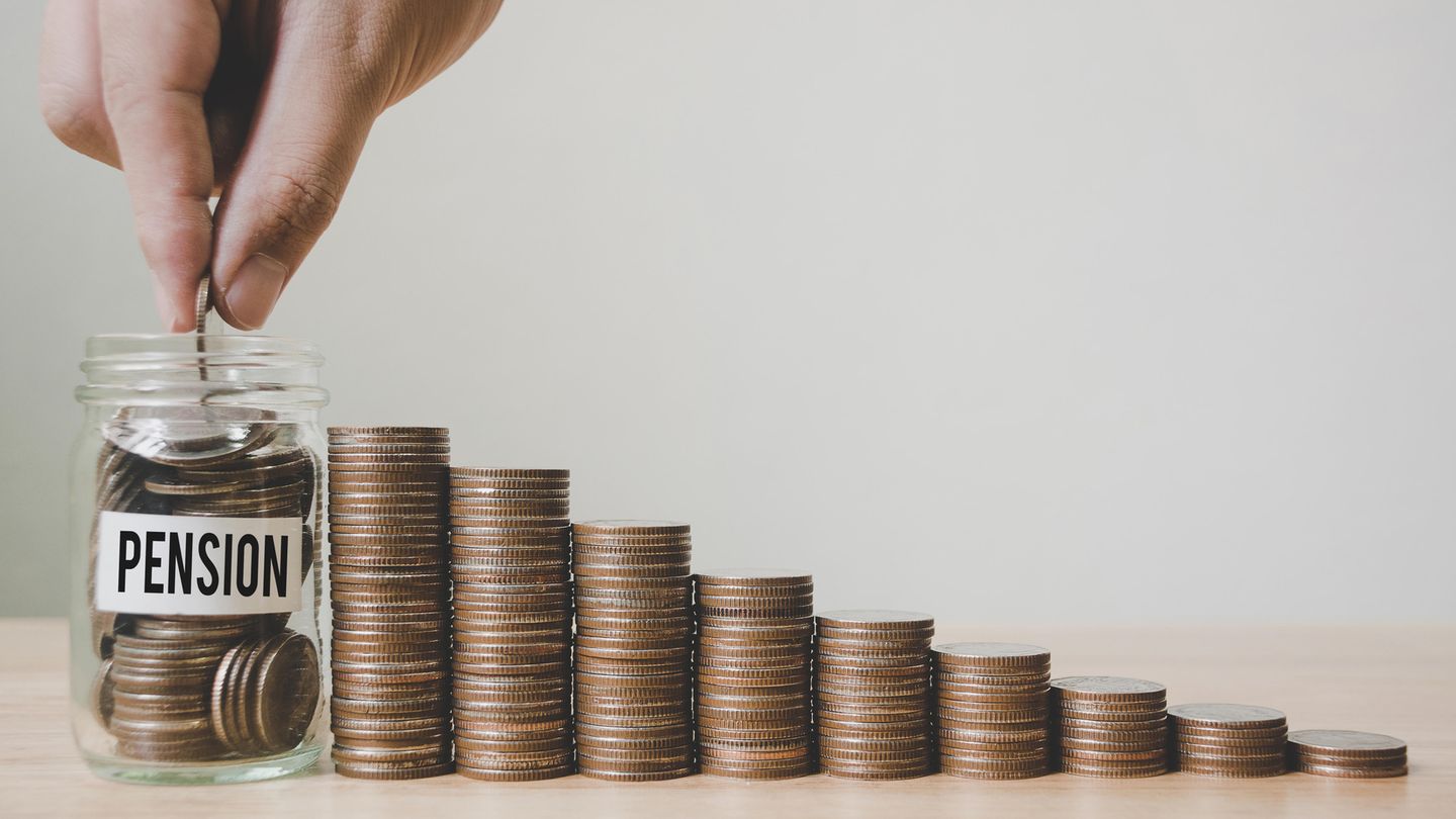 Aktien, Tagesgeld und Co. : Renten- und Lebensversicherungen Definition: Die Rentenversicherung bietet ein lebenslanges Zusatzeinkommen fürs Alter und endet im Todesfall. Die Lebensversicherung dient auch der Altersvorsorge, sichert aber zudem die Hinterbliebenen ab: Stirbt der Versicherungsnehmer, wird die Versicherungssumme an Partner oder Kinder ausgezahlt. Vorteile Beide Versicherungen gelten als sehr sichere Vorsorge für den Ruhestand. Bei der Lebensversicherung erhält der Kunde jährlich eine Aufstellung der garantierten Leistung, hinzu kommen mögliche Schlussgewinne und Überschussbeteiligungen, die aber nicht bindend sind. Nachteile Eine Rentenversicherung lohnt sich nur, wenn der Kunde lange lebt. Lebensversicherungen erfordern Disziplin. Wer seinen Vertrag frühzeitig auflöst, macht ein Minusgeschäft. Zudem sind die Renditen in den vergangenen Jahren gesunken, bei Produkten, die zum Beispiel in Fonds investieren (fondsgebundene Versicherung) sind auch Verluste möglich. Investmenttipps Nicht alleine auf Versicherungen zur Altersvorsorge setzen, sondern auch staatlich geförderte Vorsorgeprodukte wie Riester- oder Rürup-Rente nutzen, um die Rendite zu steigern. Renten- und Lebensversicherungen Definition: Die Rentenversicherung bietet ein lebenslanges Zusatzeinkommen fürs Alter und endet im Todesfall. Die Lebensversicherung dient auch der Altersvorsorge, sichert aber zudem die Hinterbliebenen ab: Stirbt der Versicherungsnehmer, wird die Versicherungssumme an Partner oder Kinder ausgezahlt. Vorteile Beide Versicherungen gelten als sehr sichere Vorsorge für den Ruhestand. Bei der Lebensversicherung erhält der Kunde jährlich eine Aufstellung der garantierten Leistung, hinzu kommen mögliche Schlussgewinne und Überschussbeteiligungen, die aber nicht bindend sind. Nachteile Eine Rentenversicherung lohnt sich nur, wenn der Kunde lange lebt. Lebensversicherungen erfordern Disziplin. Wer seinen Vertrag frühzeitig auflöst, macht ein Minusgeschäft. Zudem sind die Renditen in den vergangenen Jahren gesunken, bei Produkten, die zum Beispiel in Fonds investieren (fondsgebundene Versicherung) sind auch Verluste möglich. Investmenttipps Nicht alleine auf Versicherungen zur Altersvorsorge setzen, sondern auch staatlich geförderte Vorsorgeprodukte wie Riester- oder Rürup-Rente nutzen, um die Rendite zu steigern.