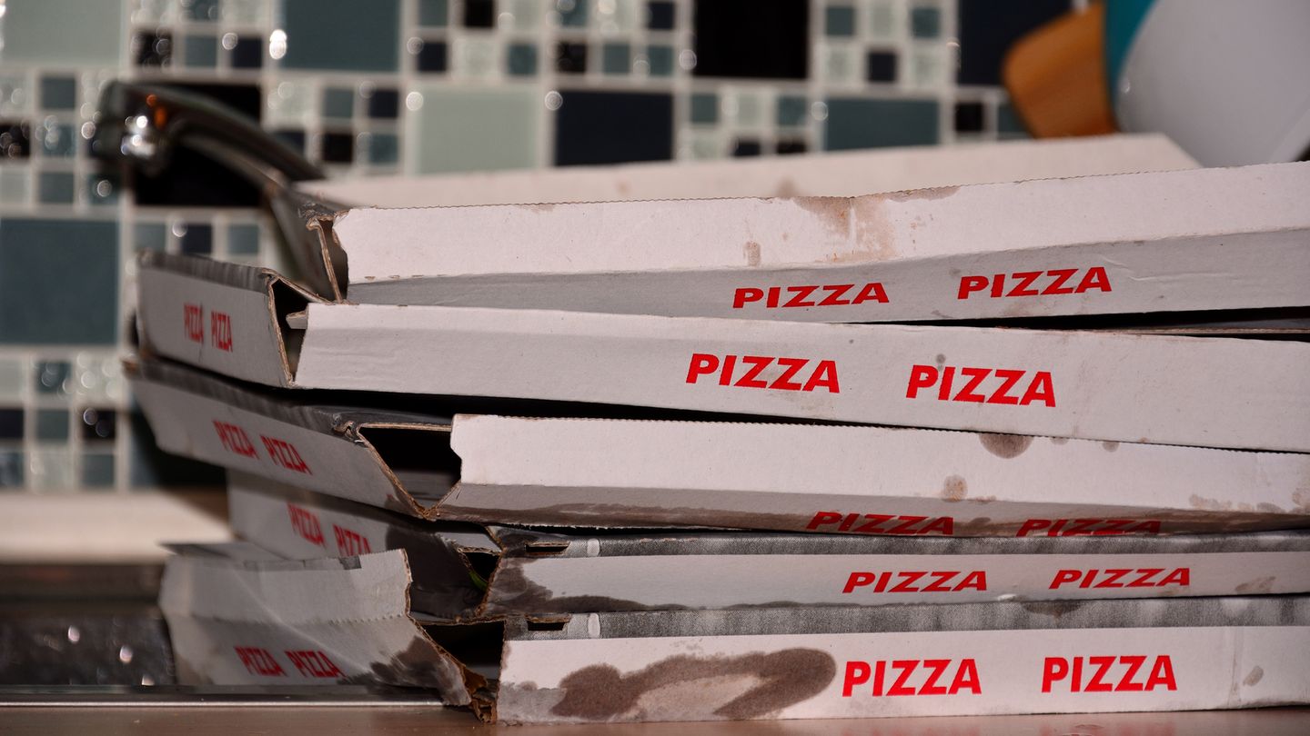 Pizzakartons In Tübingen müssen Geschäfte, Cafés und Imbissbuden bald Steuer auf Verpackungen von Speisen und Getränken bezahlen (Symbolbild)
