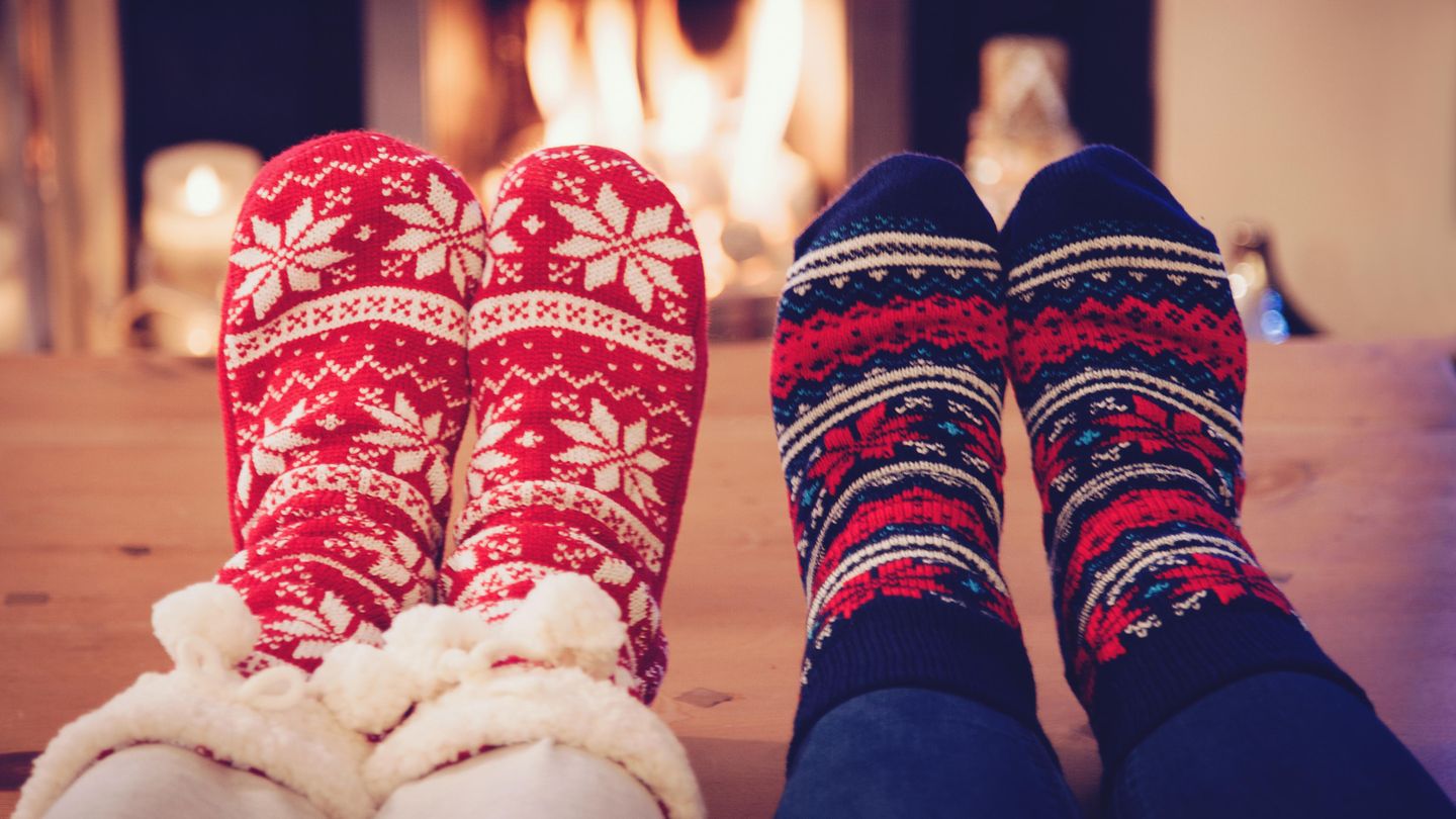 Auch bei Amazon beliebt: Socken zu Weihnachten. Im Bild: Socken vor einem brennenden Ofen