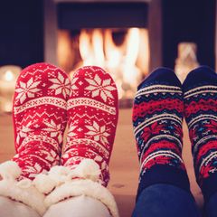Auch bei Amazon beliebt: Socken zu Weihnachten. Im Bild: Socken vor einem brennenden Ofen