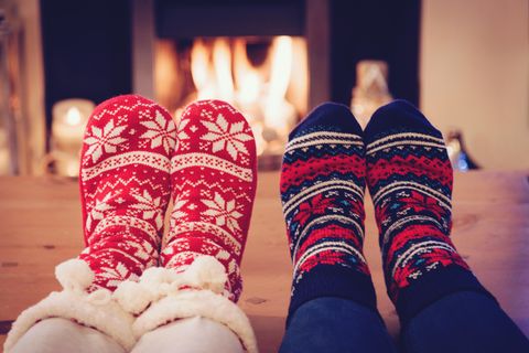 Auch bei Amazon beliebt: Socken zu Weihnachten. Im Bild: Socken vor einem brennenden Ofen