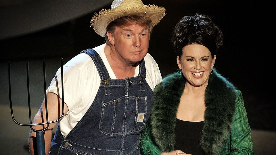 Donald Trump und Megan Mullally führen 2006 eine Nummer bei der Emmy-Verleihung auf. Donald Trump und Megan Mullally führen 2006 eine Nummer bei der Emmy-Verleihung auf.