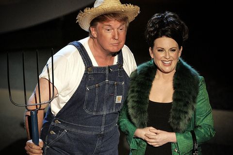 Donald Trump und Megan Mullally führen 2006 eine Nummer bei der Emmy-Verleihung auf.