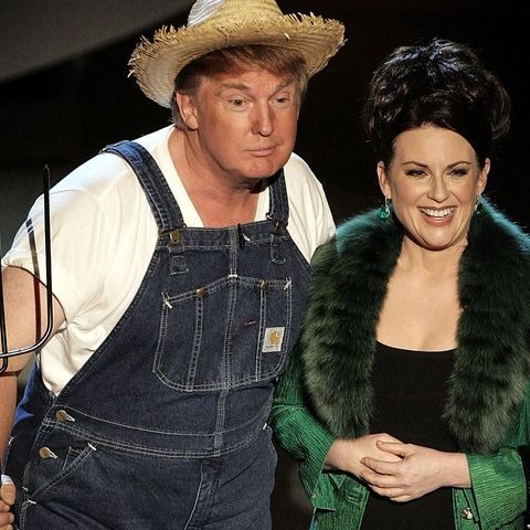 Donald Trump und Megan Mullally führen 2006 eine Nummer bei der Emmy-Verleihung auf.