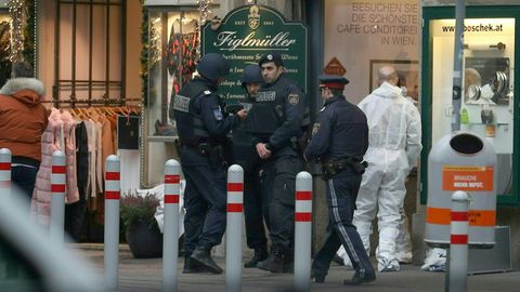 Nach den Schüssen in Wien sichern schwer bewaffnete Polizisten den Tatort