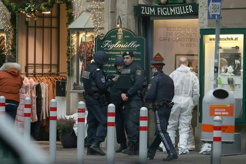 Nach den Schüssen in Wien sichern schwer bewaffnete Polizisten den Tatort