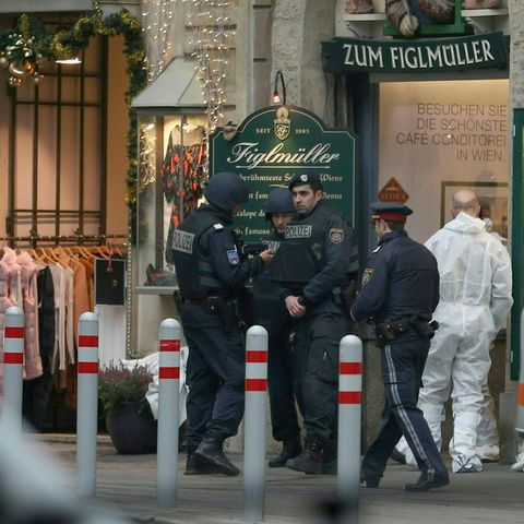 Nach den Schüssen in Wien sichern schwer bewaffnete Polizisten den Tatort